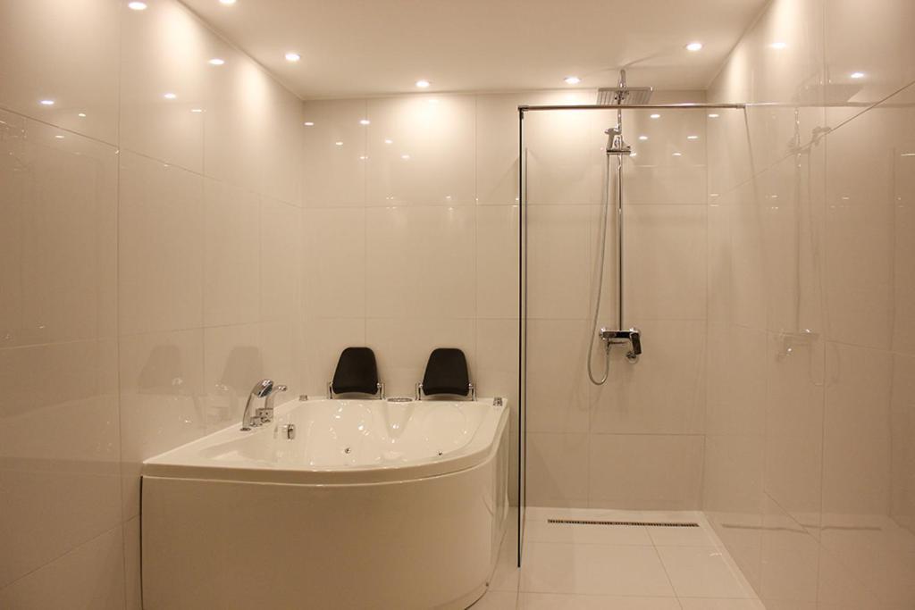 Luxury Apartments Parking In Garage Ni المظهر الخارجي الصورة
